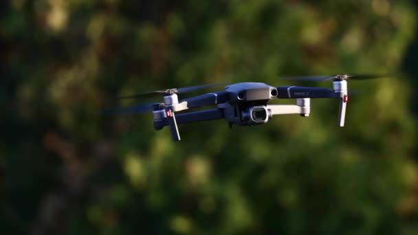 Drone flying outdoors — Stock Video