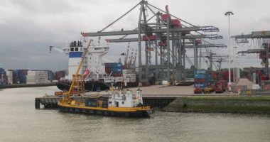 Endüstriyel kargo limanında konteynır gemisi