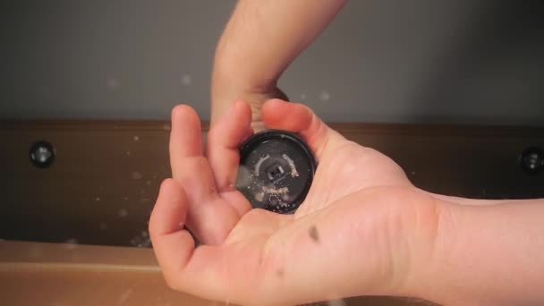 Malen van zwarte peper in een molen, zicht van onderen — Stockvideo