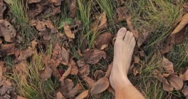 Sonbaharda yalınayak yürümek