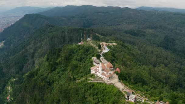 Monserrate heuvel in Bogota luchtfoto beelden — Stockvideo