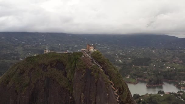 Guatape rock utsiktspunkt drönare skott, Piedra del Penol — Stockvideo