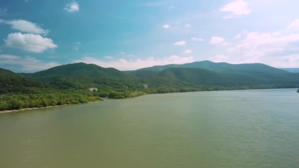 Vista aérea da paisagem aérea de Visegrado sobre o Danúbio — Vídeo de Stock