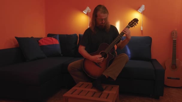 Suonare la chitarra a casa — Video Stock