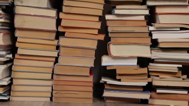 Könyvek fala egy halomban — Stock videók
