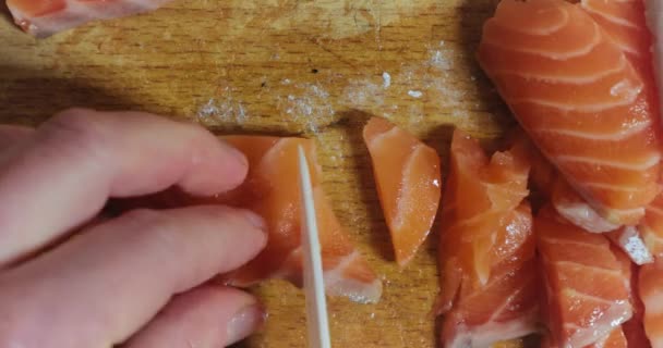 Filé de salmão picado em uma tábua de madeira — Vídeo de Stock