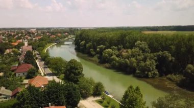 Nehir Tuna Nehri bir köyün havadan görüntüsü