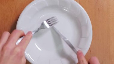 Çatal ve bıçak tırmalama sesi.
