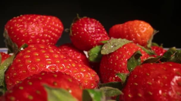 Fresas en una macro de lente de sonda de pila — Vídeo de stock