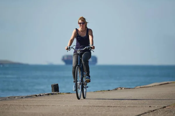 Cycling along Dutch shores — Stock Photo, Image