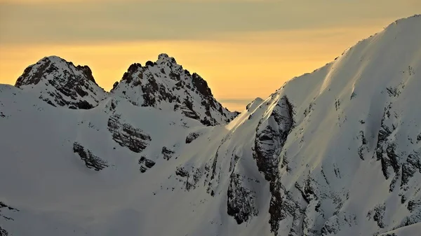 Montagne con neve al crepuscolo — Foto Stock