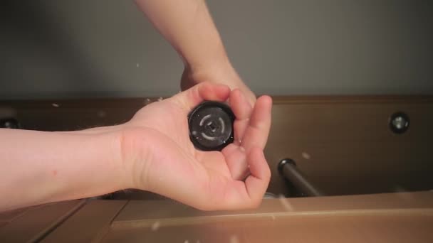 Moliendo pimienta negra en un molino, vista desde abajo — Vídeos de Stock