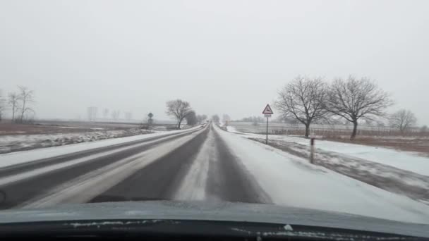 Conducir en la nieve en una carretera principal — Vídeos de Stock