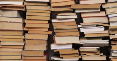 Yığının içindeki kitap duvarı