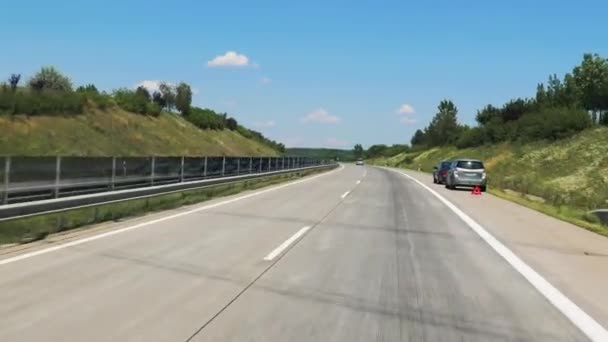Conducir un coche en una carretera — Vídeos de Stock