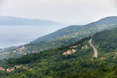 Hırvatistan 'da deniz kenarındaki dağlar