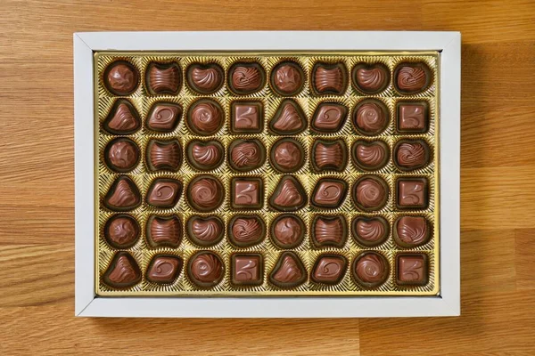 Ανοιχτό κουτί με σοκολατένια δεντράκια — Φωτογραφία Αρχείου