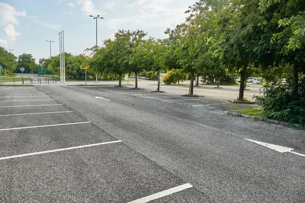 Parkplatz mit leeren Plätzen — Stockfoto