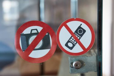 Kamera ve cep telefonu yok.