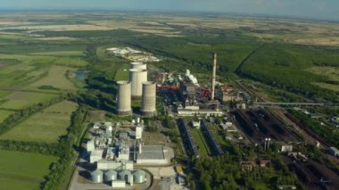 Elektrik santrali soğutma kuleleri hava görüntüsü