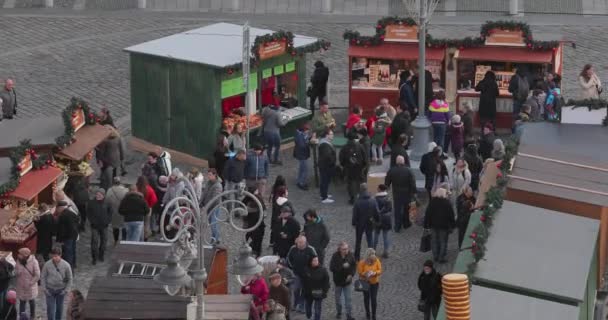 Kerstmarkt met rondlopende mensen — Stockvideo