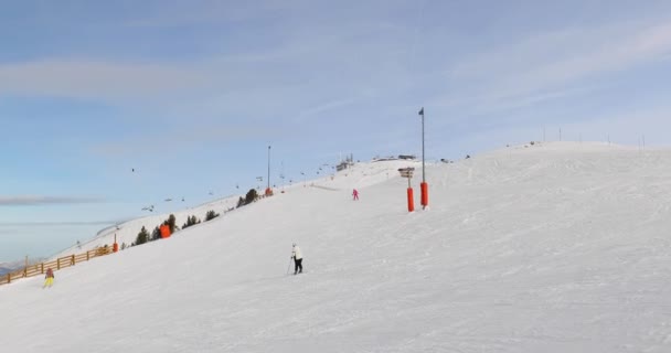 Skiën in de Alpen — Stockvideo