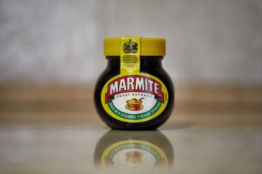 Bir kavanoz Marmite masanın üstünde.