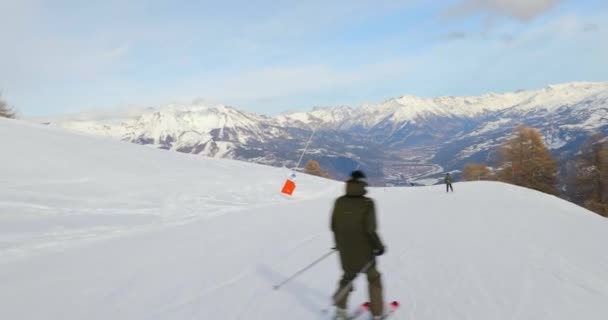 Snowboarder seguir tiro — Vídeo de Stock