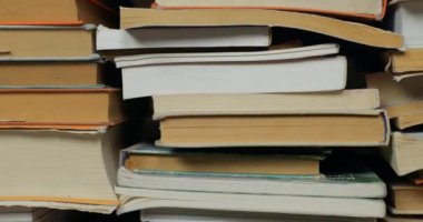 Yığının içindeki kitap duvarı