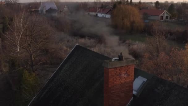 Cheminée fumeur sur un toit — Video