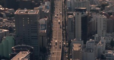 Japon otobanındaki arabalar.