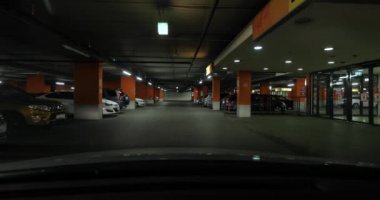 Otoparkın bodrumunda araba kullanırken.
