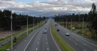 Ekvador 'daki Pan-Amerikan Otoyolu' nda trafik