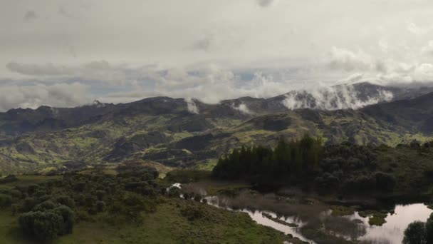 Hohe Gebirgswolken bedrohen Luftaufnahme in den Anden — Stockvideo