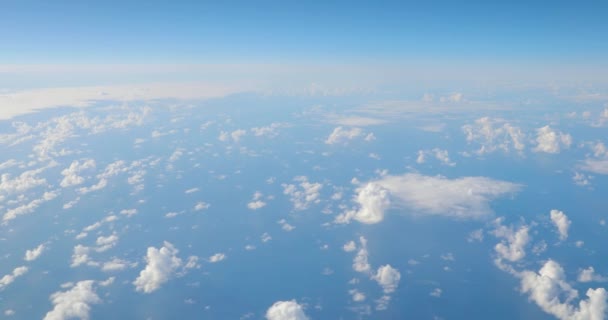 Voando acima do oceano e nuvens — Vídeo de Stock