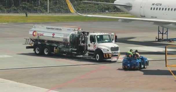 Camiones tanque de combustible en un aeropuerto — Vídeo de stock