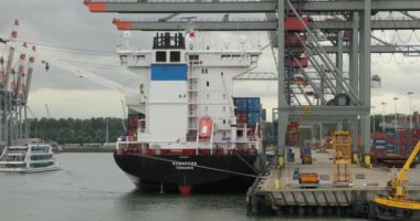 Endüstriyel kargo limanında konteynır gemisi