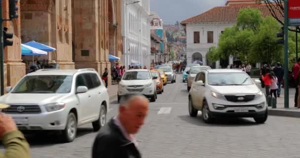 Pessoas e tráfego em uma rua de Cuenca, Equador — Vídeo de Stock