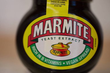 Bir kavanoz Marmite masanın üstünde.