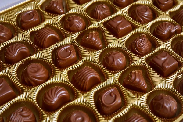 Öppen ask med chokladkakor — Stockfoto