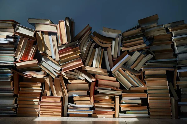 Pared de libros amontonados en el ático —  Fotos de Stock