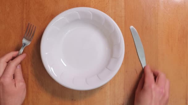 Пустая тарелка в ожидании еды — стоковое видео