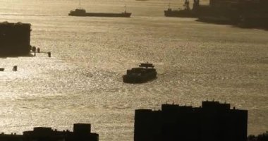 Rıhtım ve kargo gemileriyle dramatik sanayi manzarası