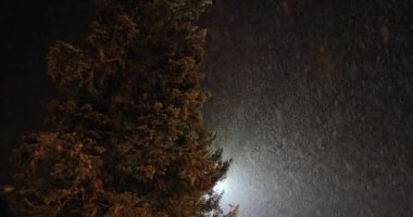 Geceleri kar yağıyor.