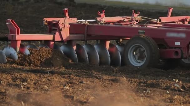 Traktor membajak tanah pertanian — Stok Video
