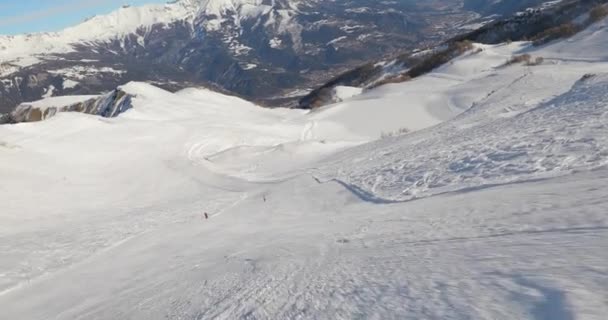 Кататься на лыжах по склону, никого вокруг — стоковое видео
