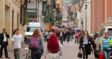 Bogota sokaklarında yaşayan insanlar