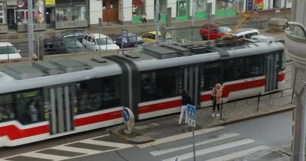 Tramvajová zastávka a městská doprava — Stock video