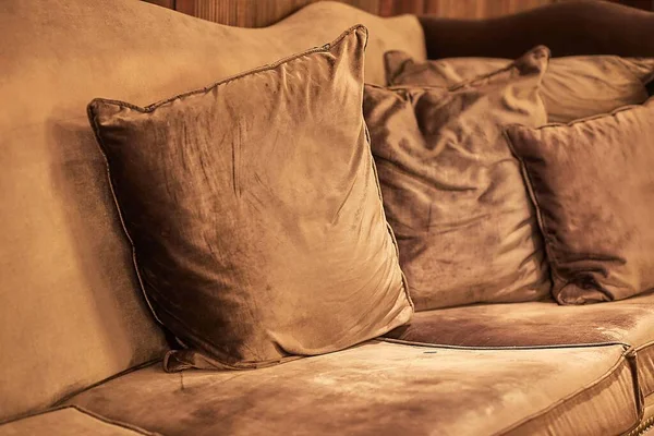 Couch mit Kissen — Stockfoto