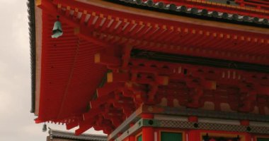 Japonya 'daki bir Budist tapınağının çatısı.